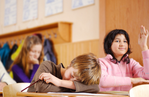 Addormentarsi in classe: la narcolessia nei bambini 