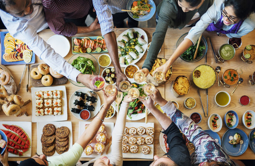 Mangiare in compagnia è il segreto della felicità?